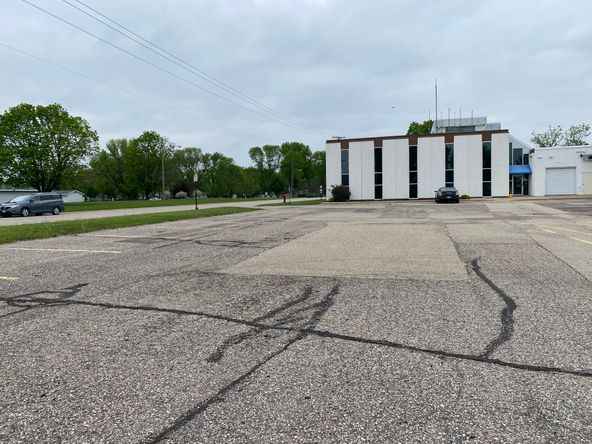 Waseca Office/Industrial - 299 Johnson Ave. - Lease: 299 Johnson Ave SW, Waseca, MN 56093
